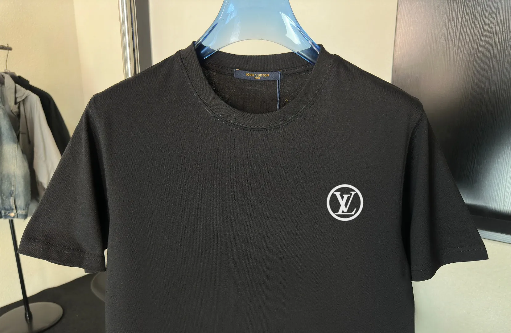 《LV~ 》 2026New Arrival Quality T ， , Versatile Quality ！ ‼ 32 G ‼ ， ， ， ， T 🤪 Sizes：S-M-L-XL-2XL ：Black，White， Same Style